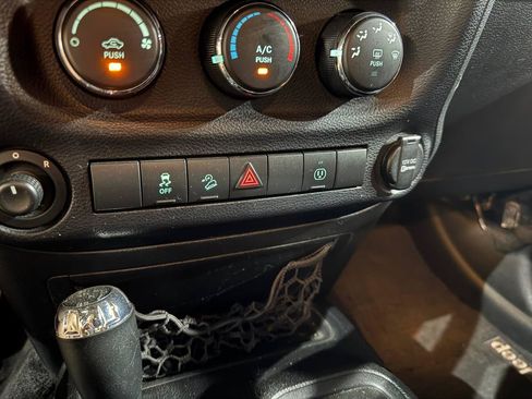 Used 2014 Jeep Wrangler Unlimited Sahara w/ Connectivity Group AWD/4WD image 28