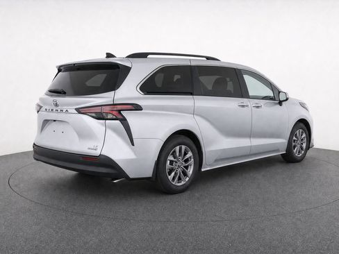 Used 2024 Toyota Sienna LE FWD image 6