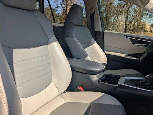 Used 2019 Toyota RAV4 XLE Premium image 36