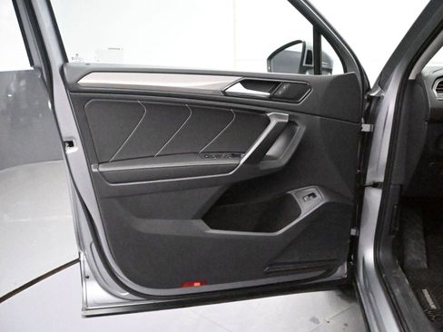 Used 2024 Volkswagen Tiguan SE image 8