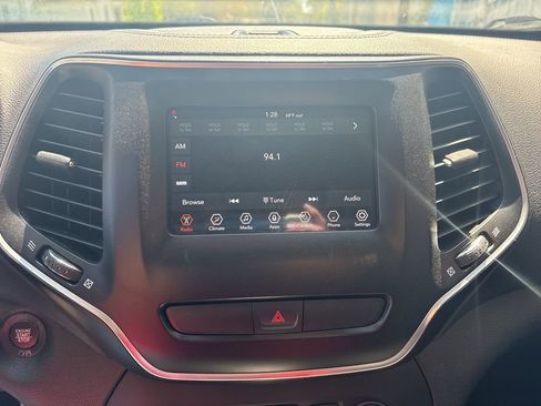 Used 2019 Jeep Cherokee Latitude Plus w/ Cold Weather Group image 15