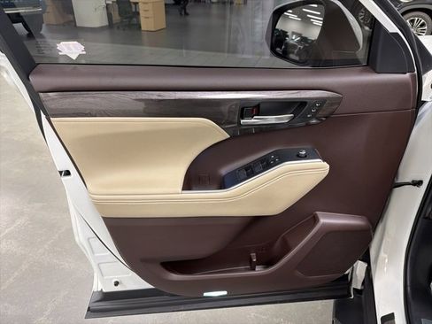 Certified 2021 Toyota Highlander Limited image 33