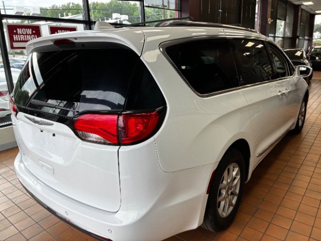 Used 2020 Chrysler Pacifica Touring-L FWD image 8