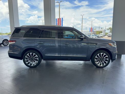 Used 2022 Lincoln Navigator Reserve AWD/4WD image 5