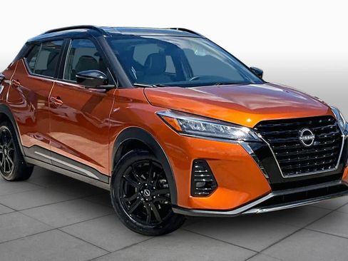 Used 2023 Nissan Kicks SR w/ SR Premium Package FWD image 3