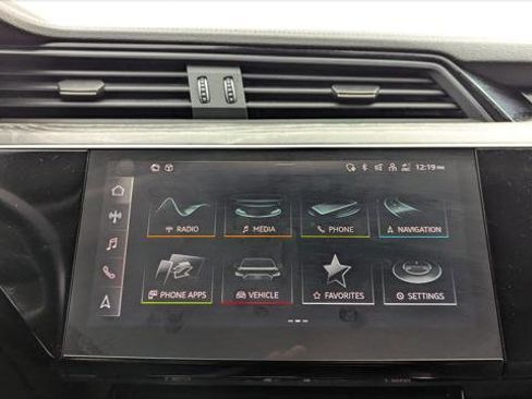 Used 2022 Audi e-tron Premium image 32