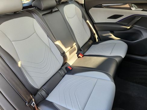 Certified 2025 Volkswagen Tiguan SE image 16