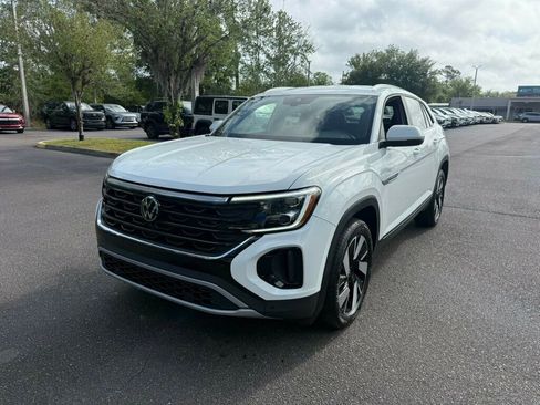 Used 2025 Volkswagen Atlas Cross Sport SE image 1