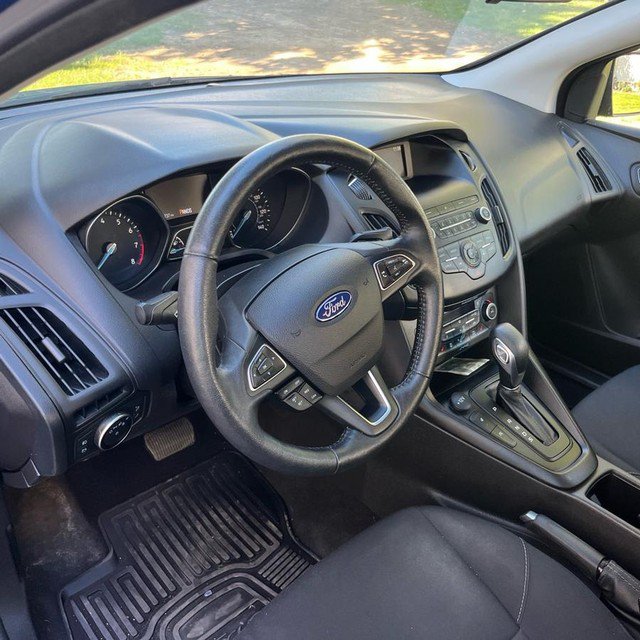 Used 2018 Ford Focus SE w/ SE Appearance Package FWD image 13