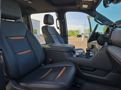 Used 2024 GMC Sierra 1500 AT4 w/ Technology Package AWD/4WD image 10