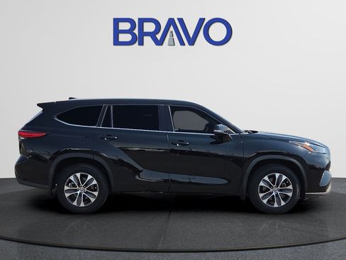 Used 2022 Toyota Highlander XLE AWD/4WD image 5