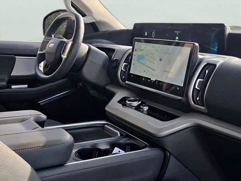 Used 2025 Ford Expedition Active image 18