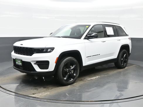 Used 2023 Jeep Grand Cherokee Altitude image 2