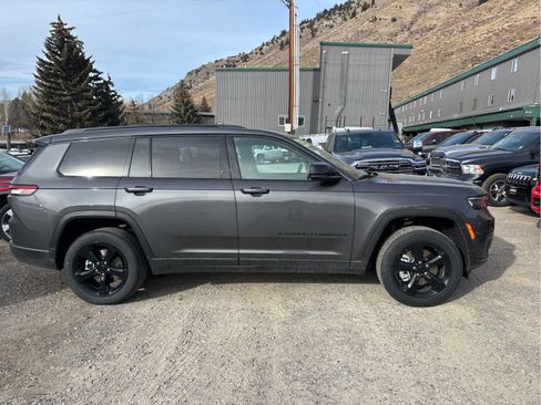 New 2025 Jeep Grand Cherokee L Laredo image 13