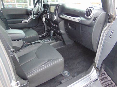 Used 2016 Jeep Wrangler Unlimited Sahara w/ Connectivity Group image 5