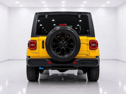 Used 2022 Jeep Wrangler Unlimited Sahara w/ Cold Weather Group AWD/4WD image 4