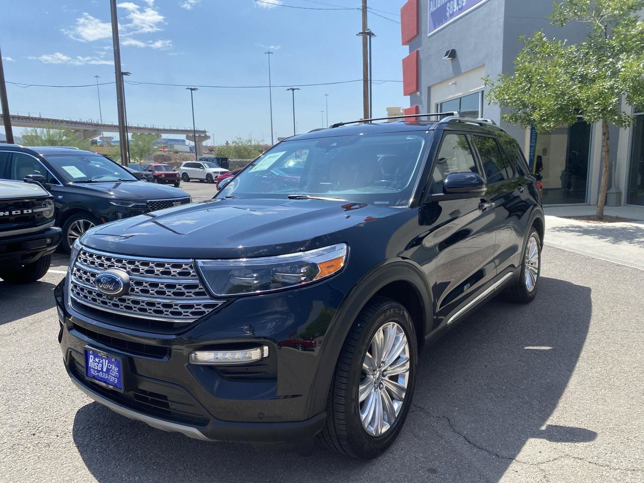 Used 2022 Ford Explorer XLT RWD image 2