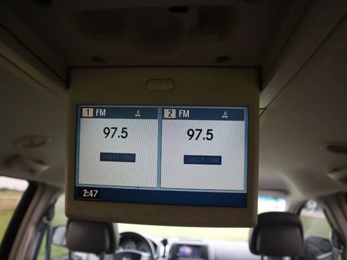 Used 2010 Volkswagen Routan SE FWD image 31
