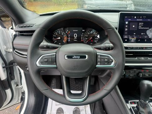 Used 2025 Jeep Compass Trailhawk image 5