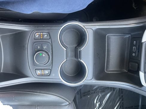 Used 2023 GMC Terrain SLT image 25