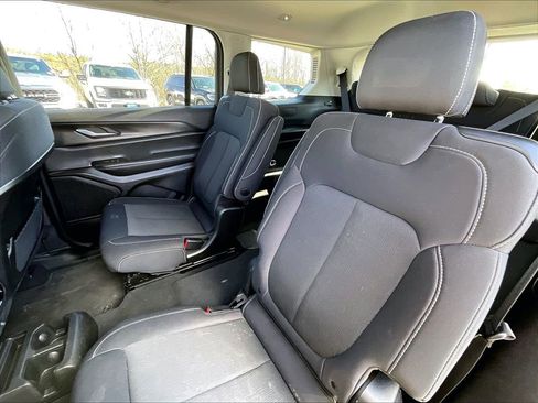 Used 2023 Jeep Grand Cherokee L Laredo image 14