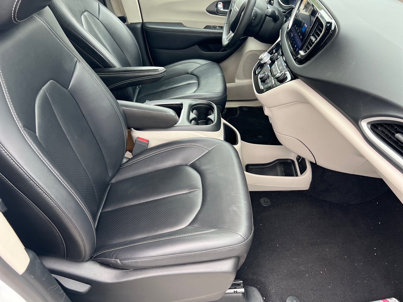 Used 2024 Chrysler Pacifica Touring-L FWD image 16