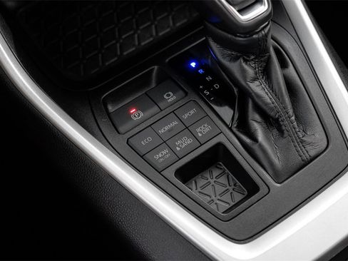 Used 2021 Toyota RAV4 XLE Premium image 31