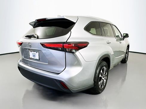 Used 2024 Toyota Highlander XLE image 5