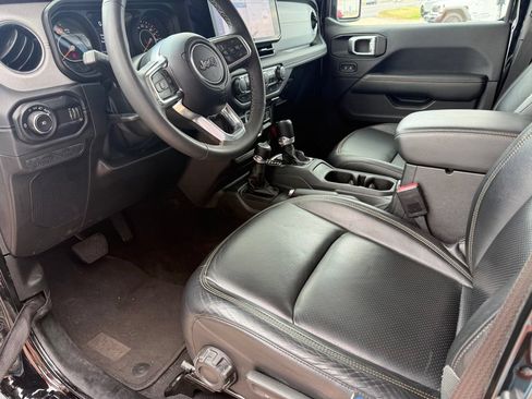 Used 2025 Jeep Wrangler Unlimited Sahara w/ Technology Group AWD/4WD image 26