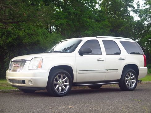 Used 2009 GMC Yukon Denali AWD/4WD image 1