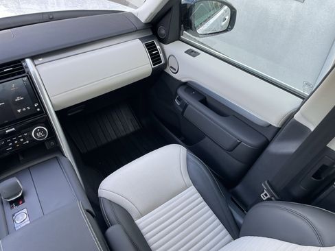 Certified 2025 Land Rover Discovery Dynamic SE AWD/4WD image 18