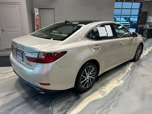 Used 2016 Lexus ES 350 w/ Luxury Package w/Wood Trim FWD image 32