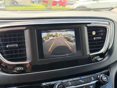 Used 2019 Chrysler Pacifica Touring-L w/ S Appearance Package FWD image 19
