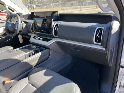 New 2025 Ford Expedition Active image 52