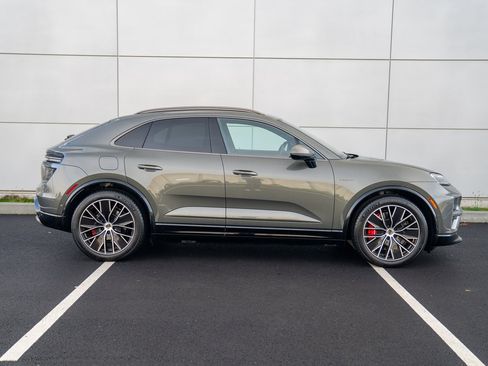 Certified 2025 Porsche Macan Turbo Electric AWD/4WD image 8