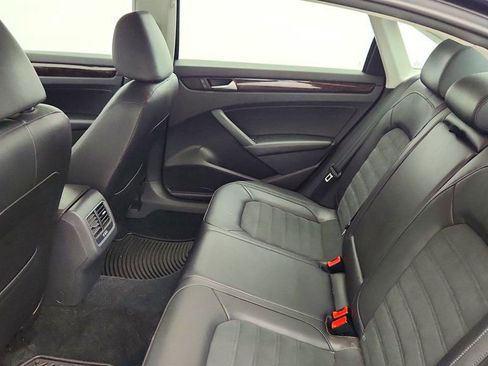 Used 2015 Volkswagen Passat TDI SEL Premium image 17