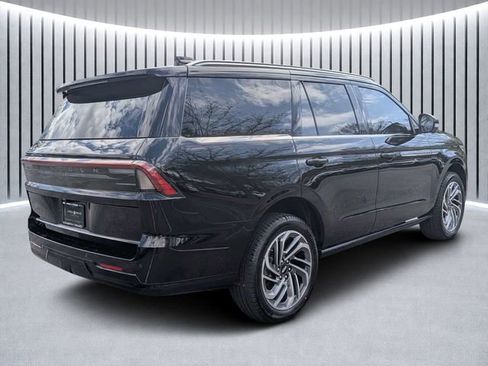 New 2026 Lincoln Navigator Reserve image 3