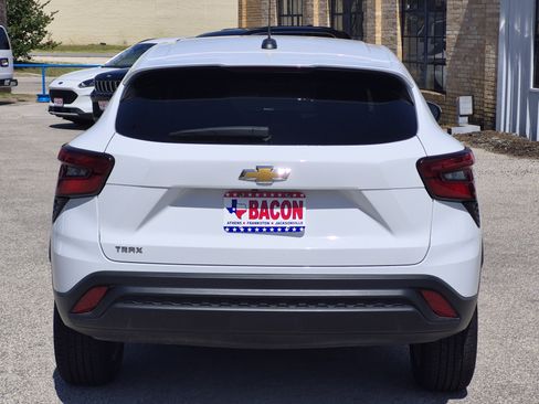 Used 2025 Chevrolet Trax LS w/ LS Convenience Package FWD image 5