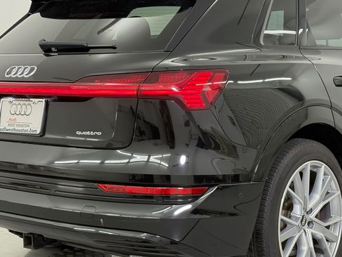 Used 2021 Audi e-tron Prestige w/ Prestige Package image 12