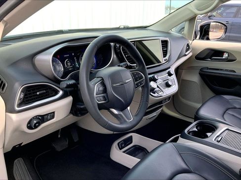 Used 2024 Chrysler Pacifica Touring-L image 12