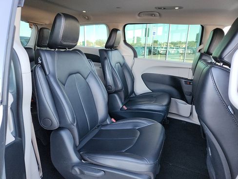 Used 2024 Chrysler Pacifica Select image 14