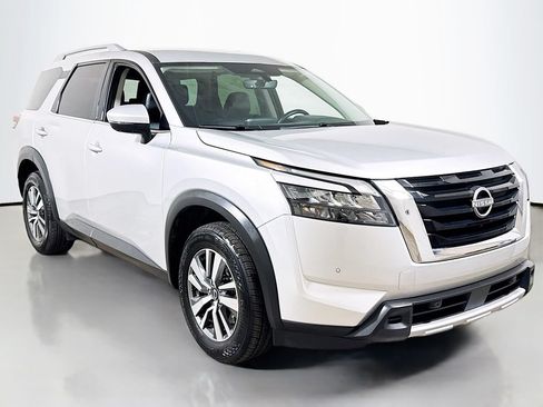 Used 2025 Nissan Pathfinder SL FWD image 3