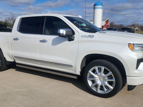 Used 2025 Chevrolet Silverado 1500 High Country image 3