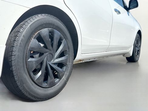 Used 2014 Nissan Versa SV image 9