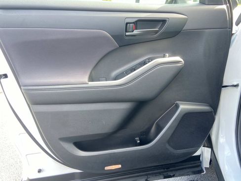 Used 2023 Toyota Highlander LE FWD image 17