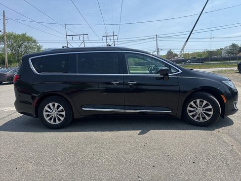 Used 2018 Chrysler Pacifica Touring-L FWD image 6
