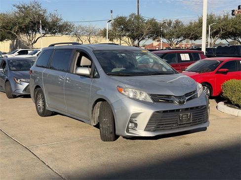 Used 2020 Toyota Sienna XLE image 3