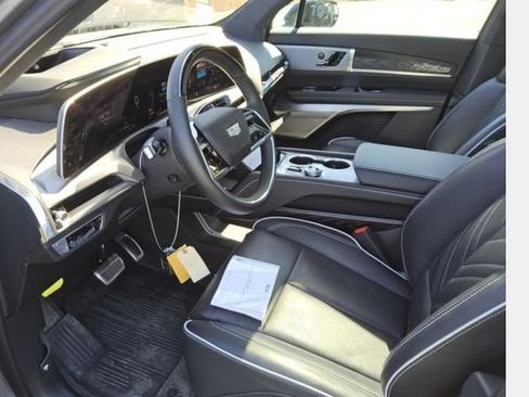 Used 2026 Cadillac Vistiq Platinum w/ LPO, Floor Liner Package AWD/4WD image 4