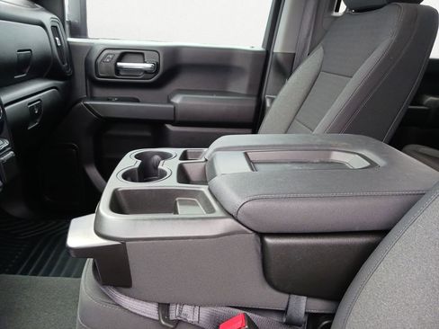 Used 2022 Chevrolet Silverado 2500 Custom w/ Custom Value Package image 11