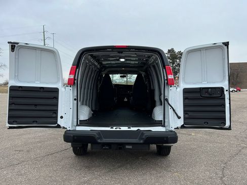 New 2025 GMC Savana 3500 Extended w/ Driver Convenience Package RWD image 9